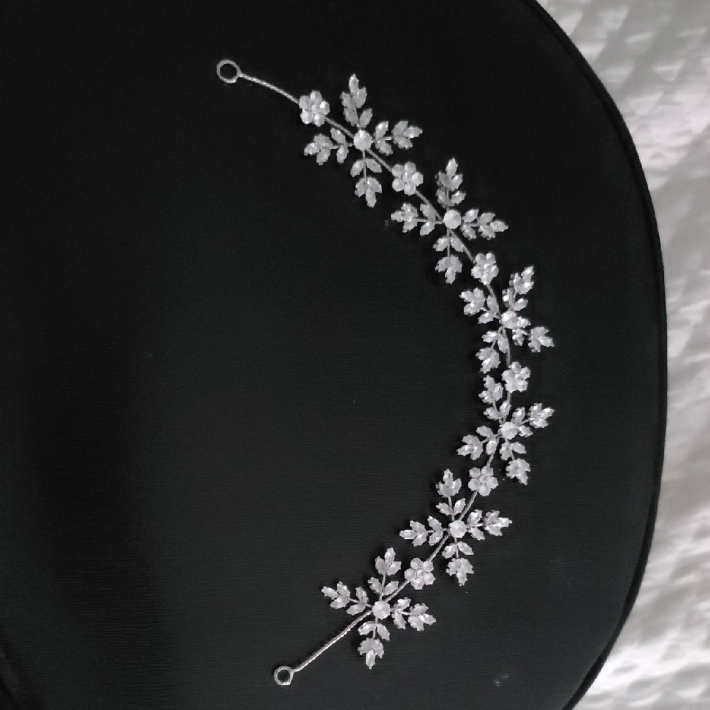 Elegant Silver Floral Hair Accessory